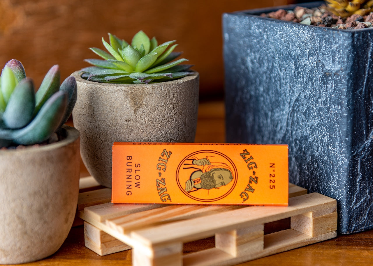 Zig-Zag French Orange Rolling Papers - 1 1/4" image 5