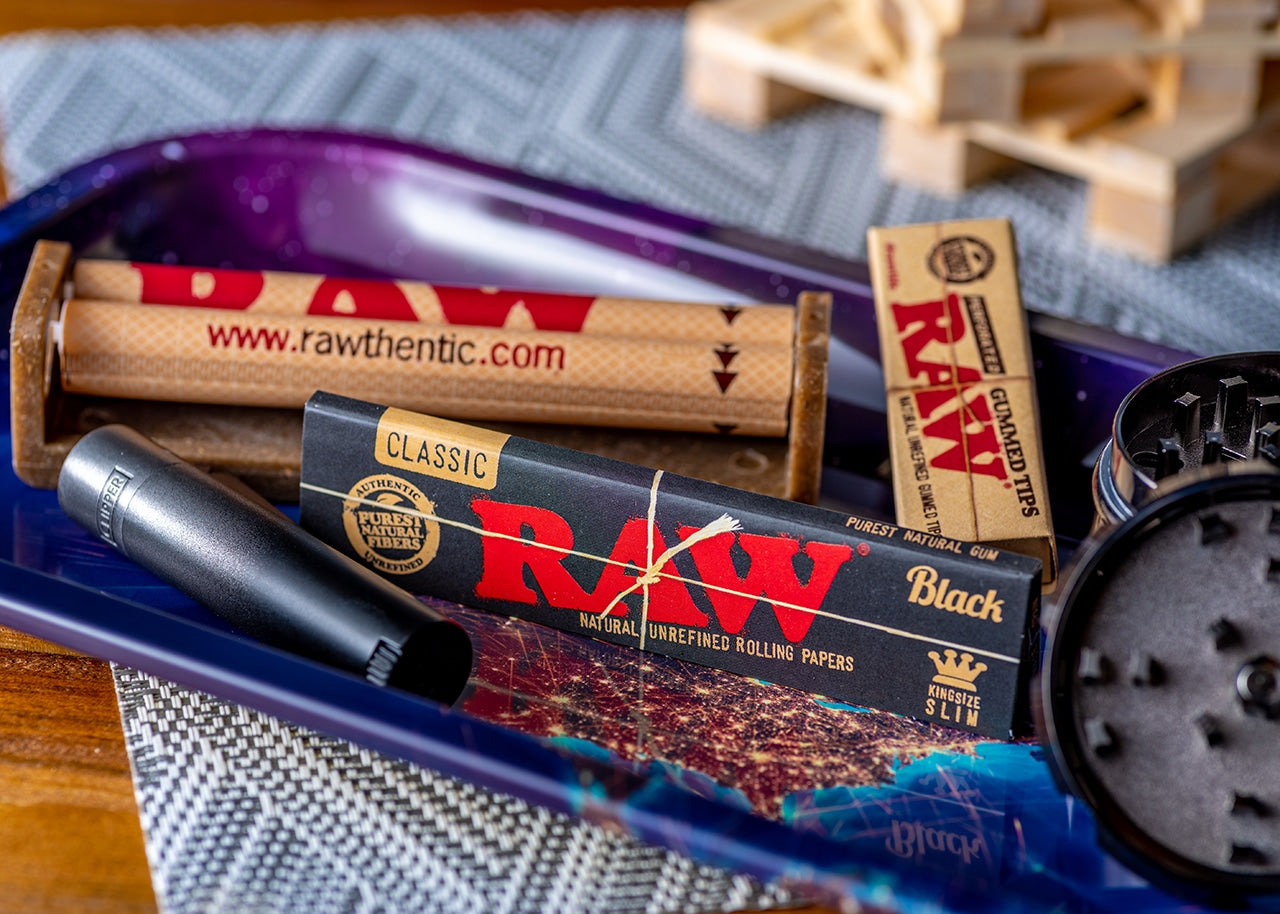 RAW Classic Black Rolling Papers - King Size image 4