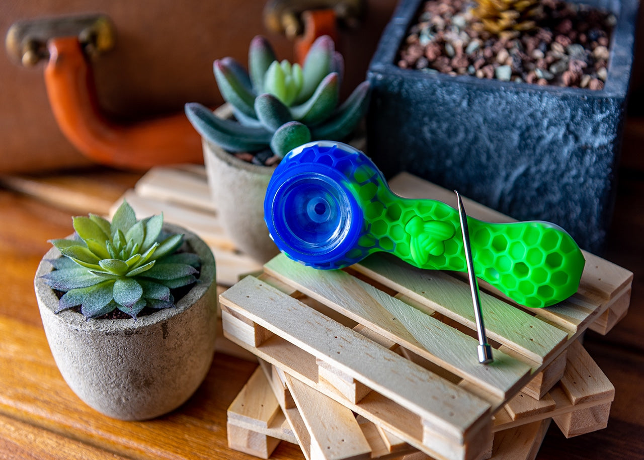4.25" Honeybee Silicone Stash Pipe image 6