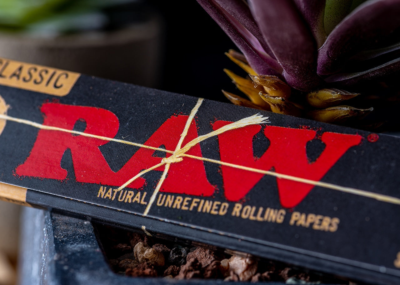RAW Classic Black Rolling Papers - King Size image 5