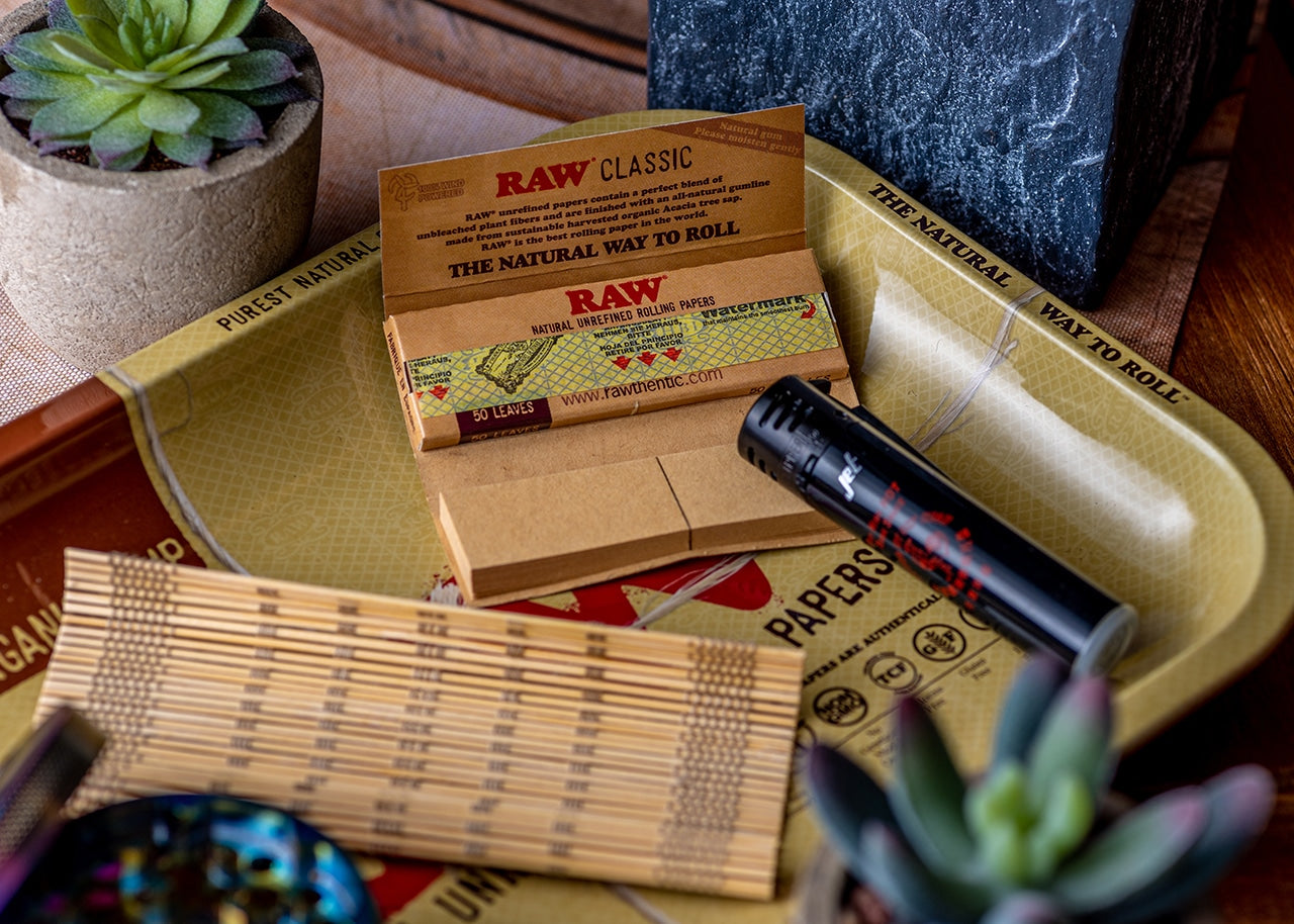 RAW Classic Connoisseur Rolling Papers with Tips - 1 1/4" image 5