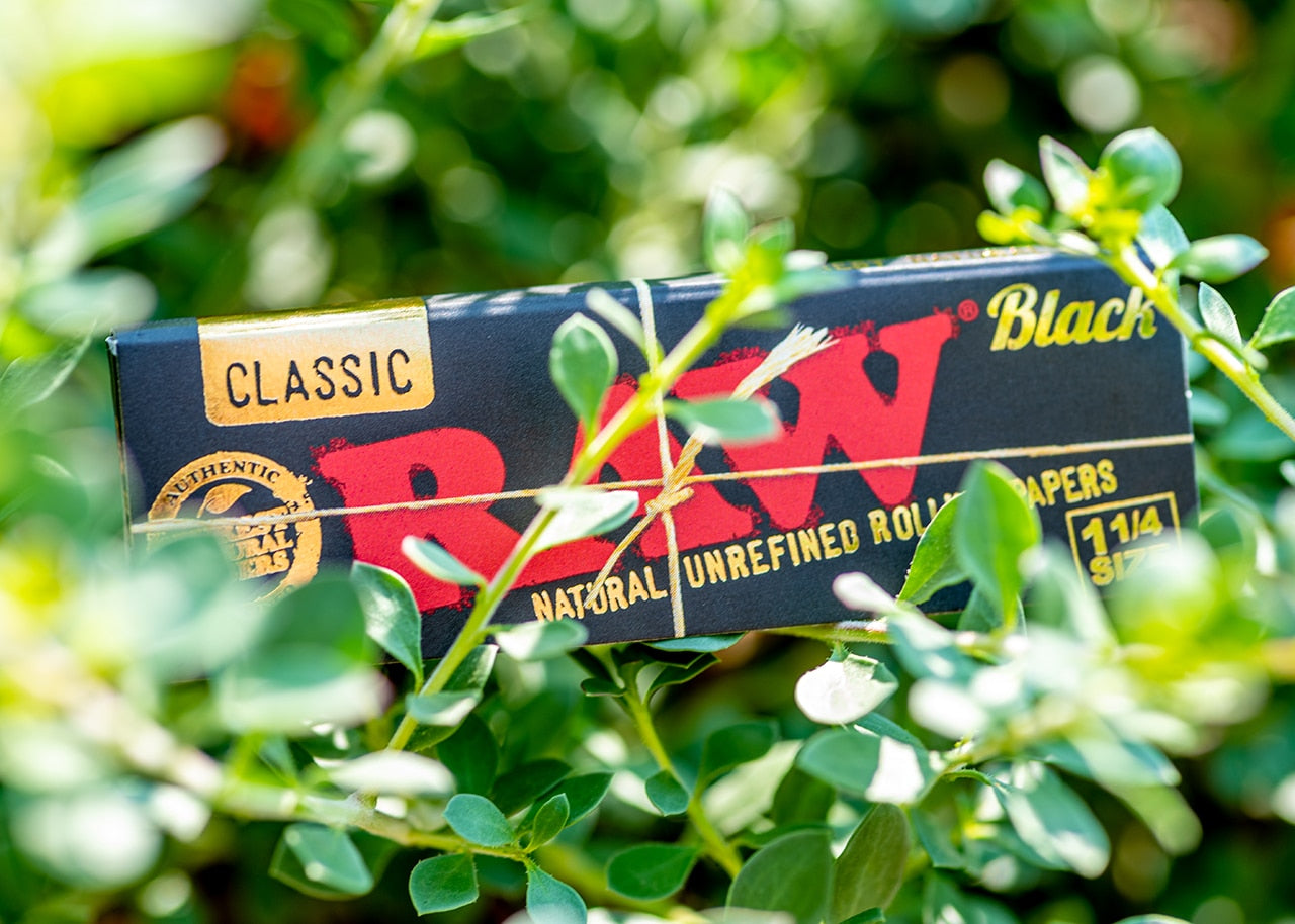 RAW Classic Black Rolling Papers - 1 1/4" image 6