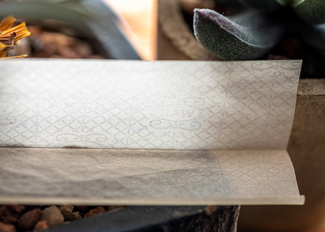 RAW Classic Black Rolling Papers - 1 1/4" image 7