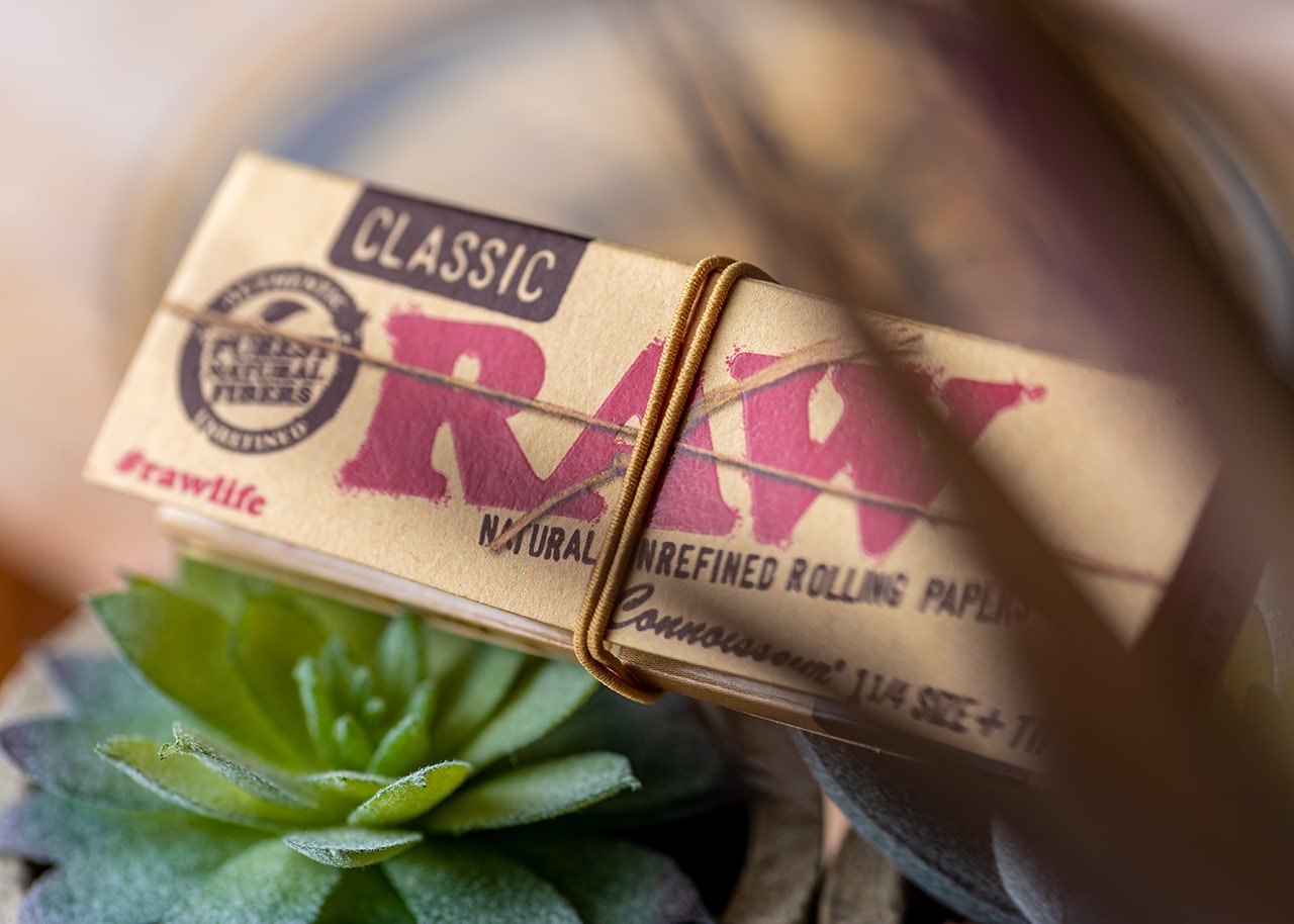 RAW Classic Connoisseur Rolling Papers with Tips - 1 1/4" image 4