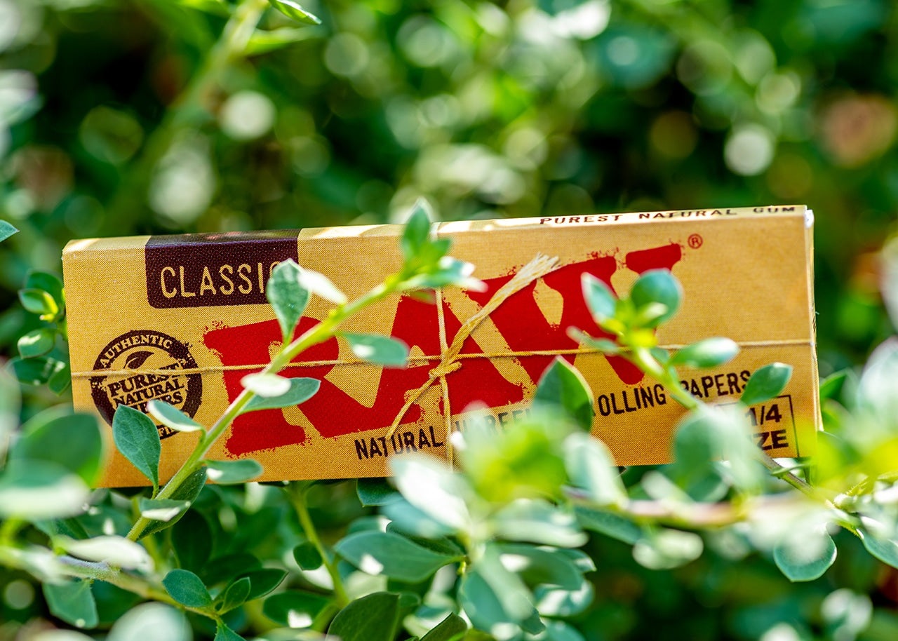 RAW Classic Rolling Papers - 1 1/4" image 6