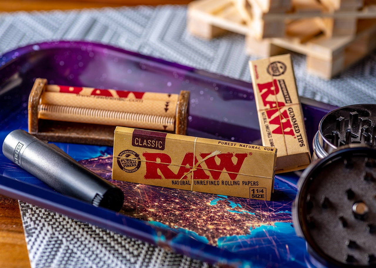 RAW Classic Rolling Papers - 1 1/4" image 4