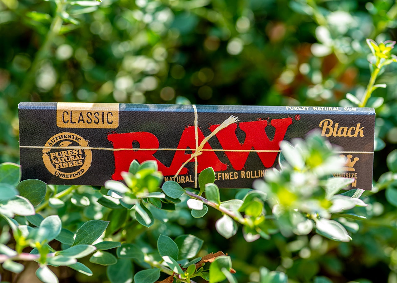 RAW Classic Black Rolling Papers - King Size image 6