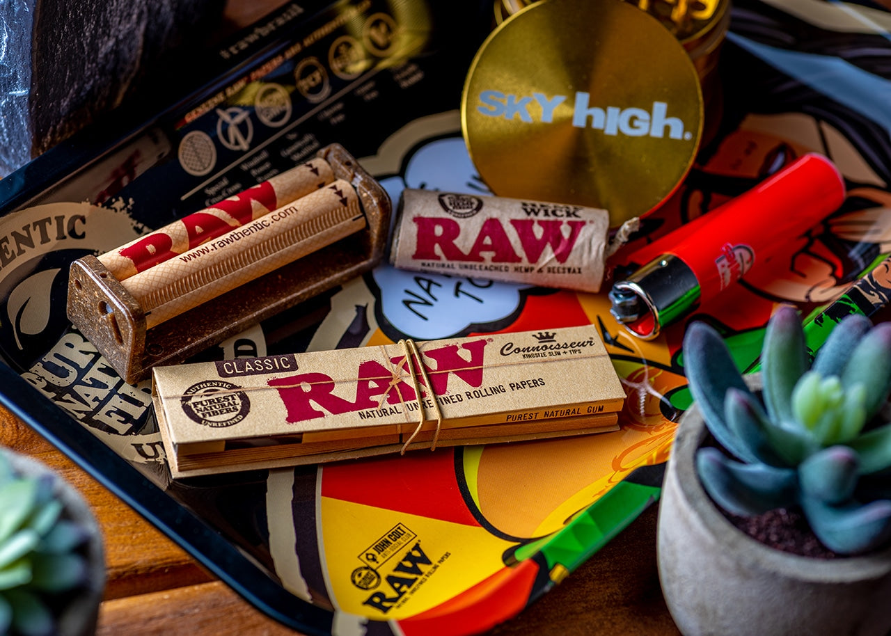 RAW Classic Connoisseur Rolling Papers with Tips - King Sized image 5