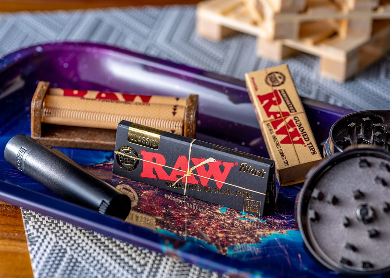 RAW Classic Black Rolling Papers - 1 1/4" image 4