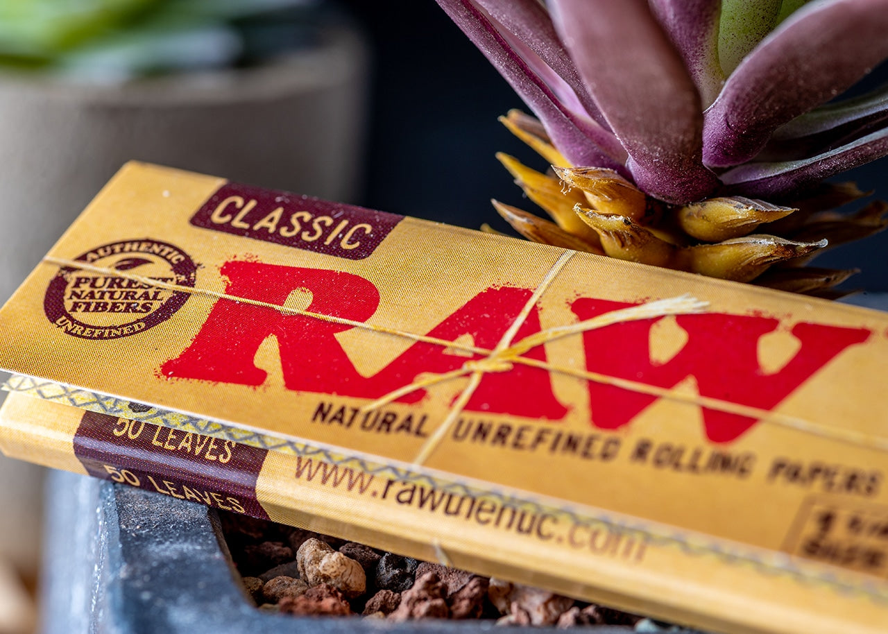 RAW Classic Rolling Papers - 1 1/4" image 5