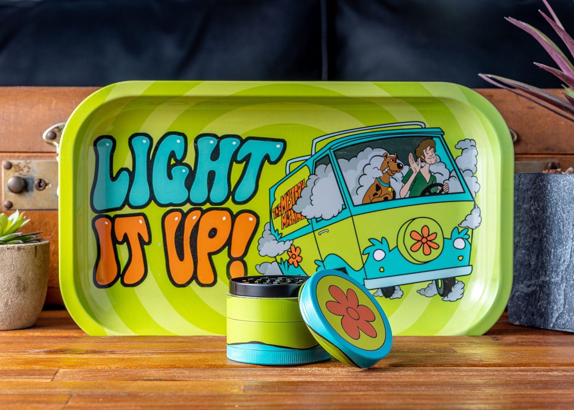 Puff Plate "Light It Up " Scooby | Matching Tray &amp; Grinder Set - Medium image
